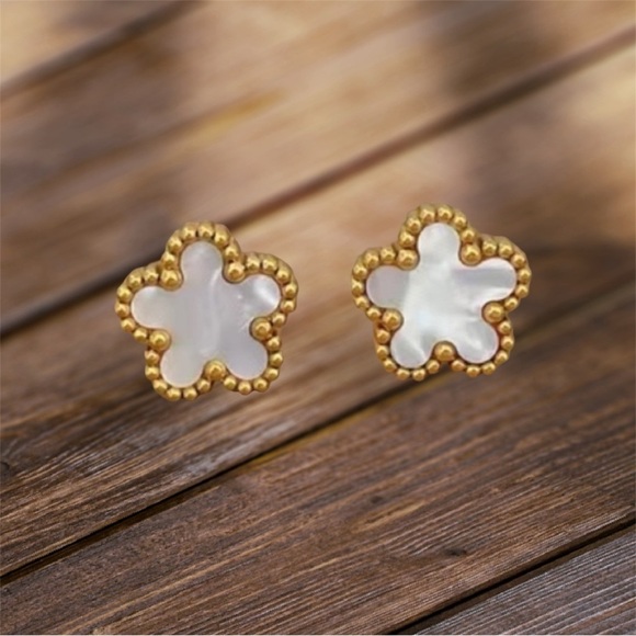 NWOT Clover  Five Petal Flower Earring Studs Made of Mother of Pearl and 18K GP - Picture 11 of 16